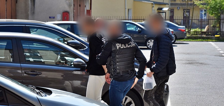 Podejrzani o sprzedaż środków odurzających zatrzymani przez policjantów. Zobacz zdjecia i film