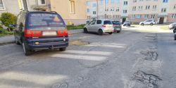 Radni apelują o remont ul. Szkolnej. „Parkujące tam samochody często są narażone na uszkodzenia”