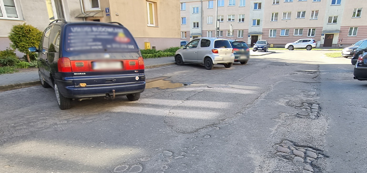 Radni apelują o remont ul. Szkolnej. „Parkujące tam samochody często są narażone na uszkodzenia”