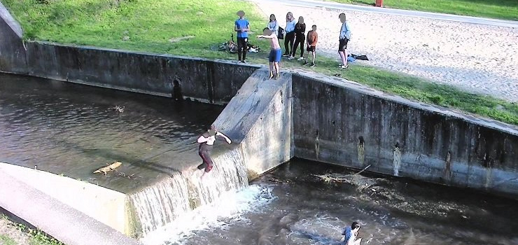 Niebezpieczna kąpiel przy wodospadach w Parku Dolinka - zobacz zdjęcia