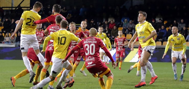 Festiwal błędów w Chojnicach. Olimpia wysoko przegrywa z Chojniczanką