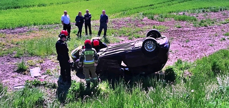Wypadek na trasie Elbląg - Malbork. Auto dachowało, jedna osoba trafiła do szpitala