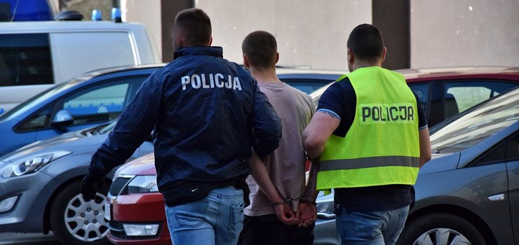 Elbląg: Napad na sklep. 21-latek sterroryzował ekspedientkę atrapą broni