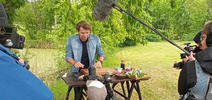 Karol Okrasa gotował w... lesie Nadleśnictwa Elbląg. Znany kucharz odwiedził nas z ekipą telewizyjną