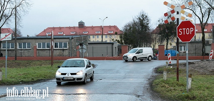 W 2021 r. na przejciach kolejowo-drogowych co tydzie gin czowiek. "Za 99 proc. sytuacji odpowiadaj kierowcy"