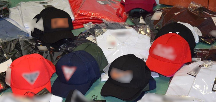 Funkcjonariusze KAS z Elbląga zatrzymali 245 sztuk podrabianej odzieży