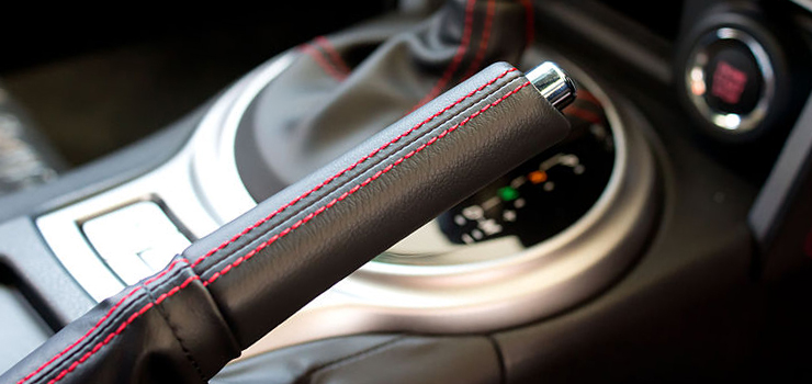 Pijany pasażer zaciągnął hamulec ręczny w trakcie jazdy. Doszło do kolizji