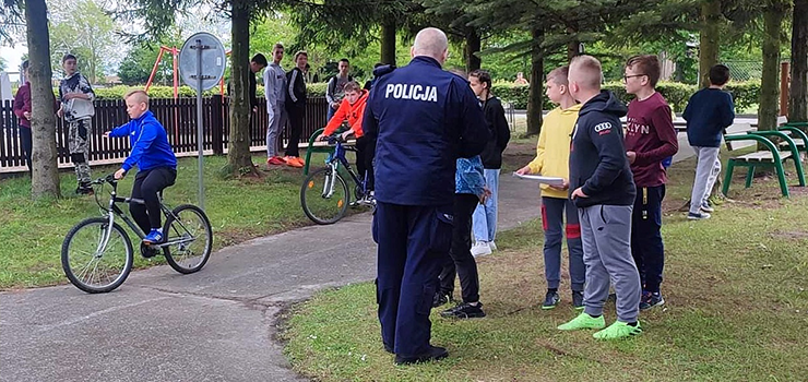 Egzamin na kart rowerow pod okiem policjantw