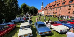 Klasyki zaparkowa�y na dziedzi�cu muzeum. Zobacz zdj�cia z wydarzenia