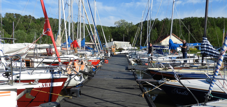 Pierwsze w sezonie regaty na Zalewie Wilanym. eglarze popynli o Puchar Mariny Elblg