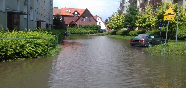 Podtopione podwrka, zalane piwnice. Burza i potna ulewa nad Elblgiem - zobacz zdjcia 