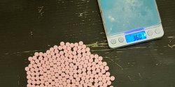 Zatrzymanie przy ul. Wiejskiej. M�czy�ni mieli przy sobie kilkaset tabletek ecstasy