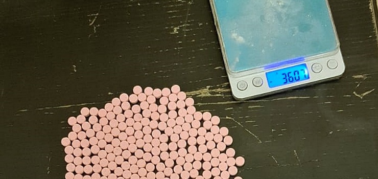 Zatrzymanie przy ul. Wiejskiej. Mężczyźni mieli przy sobie kilkaset tabletek ecstasy