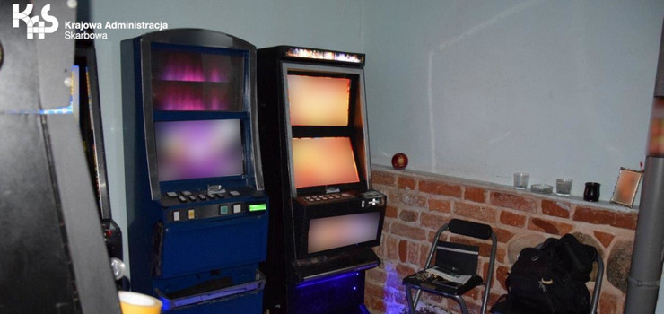 Hazard na elbląskiej starówce. Funkcjonariusze KAS zajęli 9 nielegalnych automatów