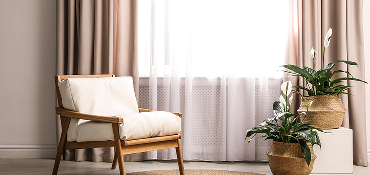 Firany do salonu - czy warto je wieszać?