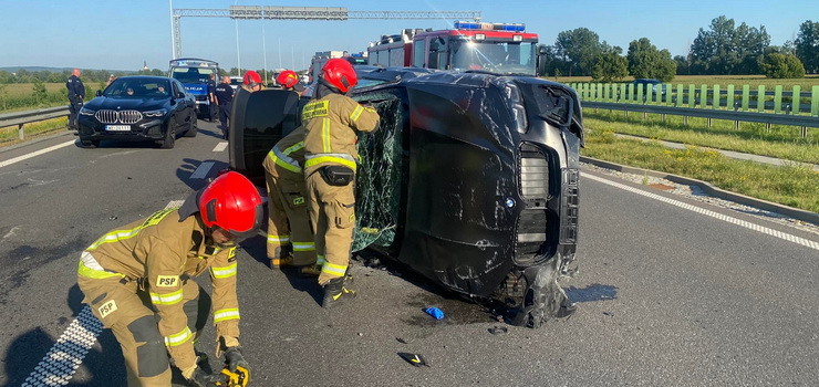 Dachowanie BMW na S7. Ruch na drodze odbywa si jednym pasem!