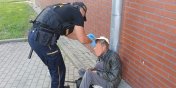 Osoba bezdomna spaa za sklepem. "Mczyzna mia myli samobjcze"