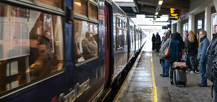 Rekordowe tłumy w pociągach. Trammer: Kolej jest nieprzygotowana