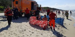 M�czyzna zmar� na pla�y w Stegnie. Parawany utrudni�y dojazd s�u�bom