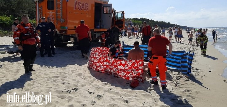 Mężczyzna zmarł na plaży w Stegnie. Parawany utrudniły dojazd służbom