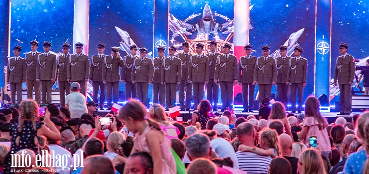 Elbląg w TVP. Gwiazdy zaśpiewały piosenki wojskowe, minister Błaszczak zachęcał do służby (zobacz zdjęcia)