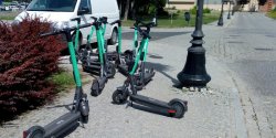 Elblg: Parkuj hulajnogi gdzie popadnie. Pieszy si nie przecinie