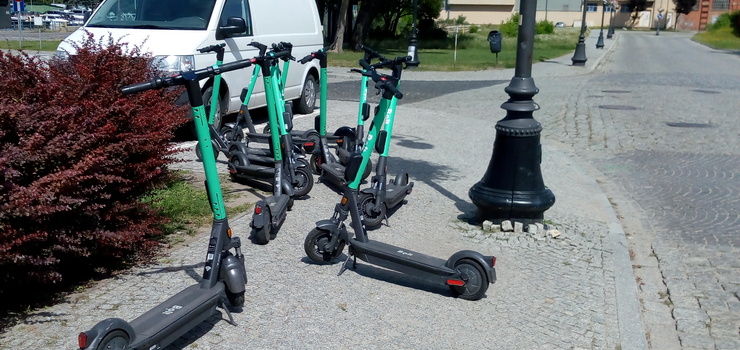 Elbląg: Parkują hulajnogi gdzie popadnie. Pieszy się nie przeciśnie