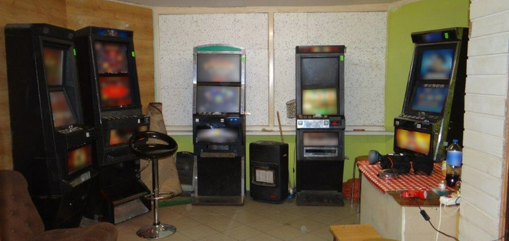 Zatrzymali automaty, rodki odurzajce i poszukiwanego przez sd