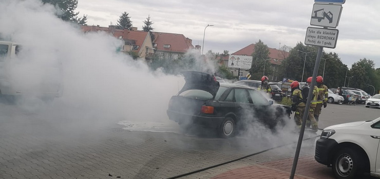 Rawska: Pożar samochodu przed Biedronką
