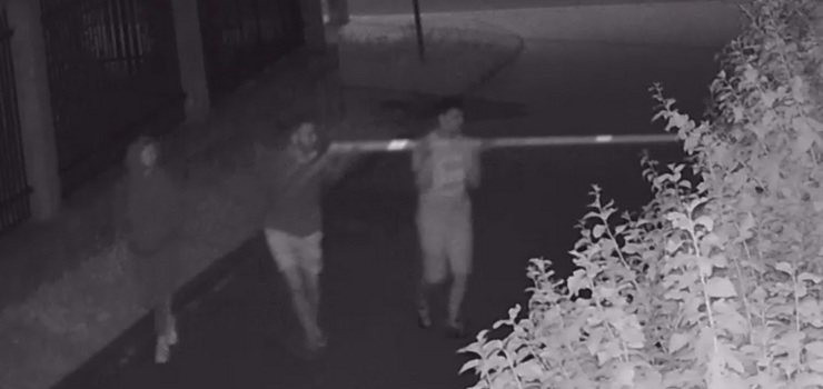 Elbląg: Uszkodzili szlaban przy ul. Robotniczej. Ktoś rozpoznaje tych mężczyzn?