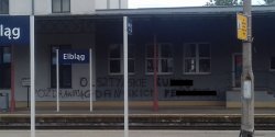 Kibice zostawili nam pami�tk�? Wulgarny napis szpeci elbl�ski dworzec