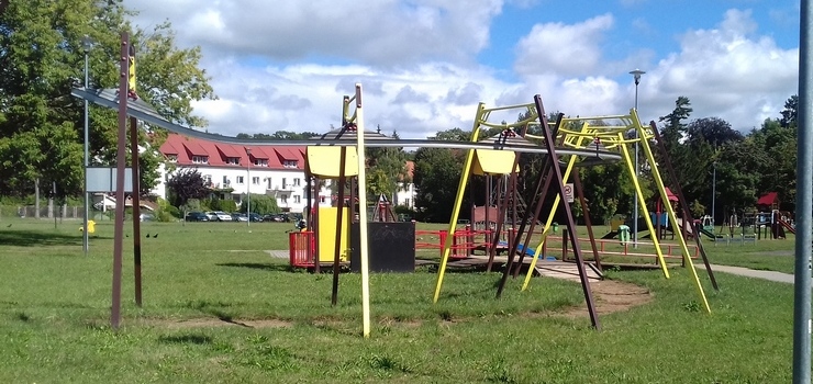 Mickiewicza: Dewastacja na placu zabaw dla dzieci z niepełnosprawnościami. "Szkoda, tu była największa frajda"