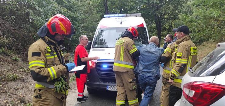 Wjechał autem w drzewo-zobacz zdjęcia