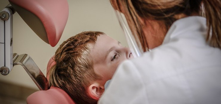 Z dzieckiem do dentysty. Czytelniczka: Terminy podane na stronie NFZ to kpina z pacjenta?