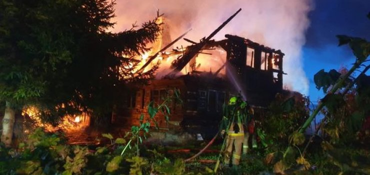 Pożar domu jednorodzinnego w Jelonkach. W płomieniach zginął mężczyzna