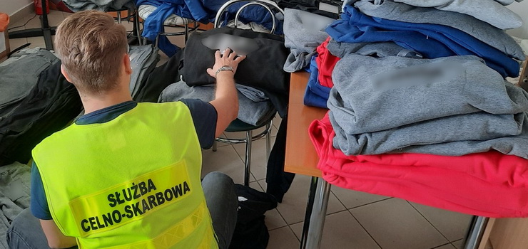 Funkcjonariusze KAS z Elblga i Olsztyna zajli niemal 2,3 tys. szt. podrabianych ubra, obuwia i galanterii