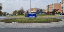 Elbl�g: Od dzi� to Rondo Pionier�w O�wiaty. "Tworzyli elbl�sk� edukacj� w ci�kich czasach"
