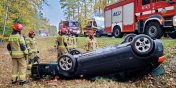 Auto wypado z drogi i dachowao