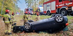 Auto wypad�o z drogi i dachowa�o