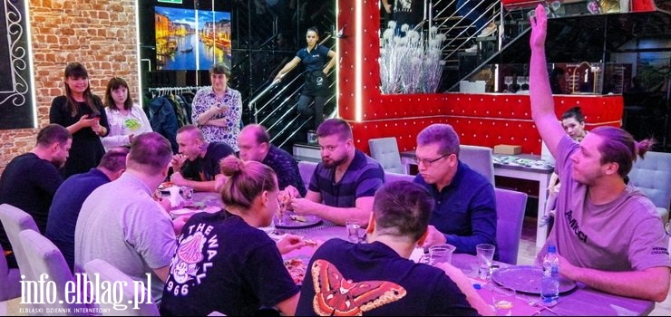 Mateusz Bąkowski zjadł pizzę w 1 min 55 sek!