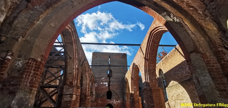 Postępują prace przy naprawie zrujnowanego kościoła gotyckiego w Fiszewie