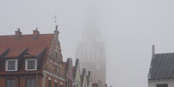 Elbl�g: Miasto spowi�a jesienna mg�a. Zobacz zdj�cia