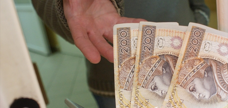 Do elblążanki zadzwonił „policjant z CBŚP”. Kobieta wypłaciła 100 tys. zł i… przekazała ją nieznanemu mężczyźnie