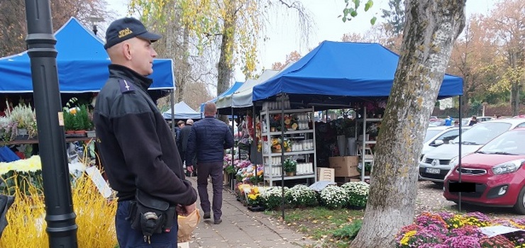 Elbląg: Straż miejska pilnuje porządku przy cmentarzach