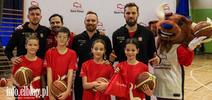 Elbląg: Lekcja koszykówki z mistrzem. Przemysław Zamojskim wrócił do szkoły