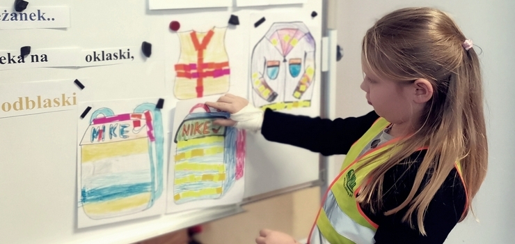 Policjanci zachęcali najmłodszych do noszenia odblasków