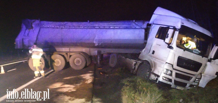 Ciągnik ugrzązł, naczepa zablokowała pas drogi