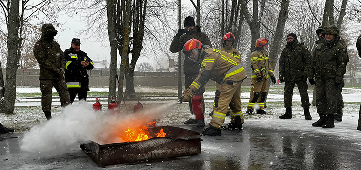 Ogień, dym, świst gaśnic i ewakuacja z budynku