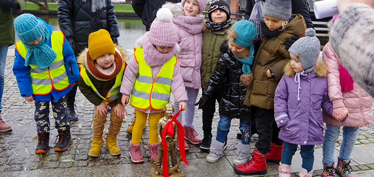 Elbląg: Figurki Piekarczyka pojawiły się na Starym Mieście (zobacz zdjęcia)