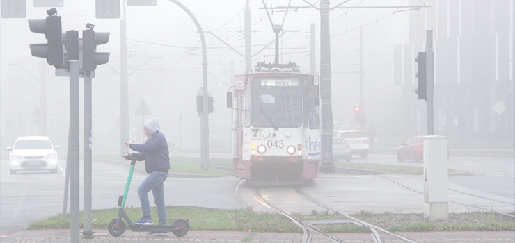 Elbląg: Mgła spowodowała utrudnienia w ruchu. Tramwaje jeździły objazdami